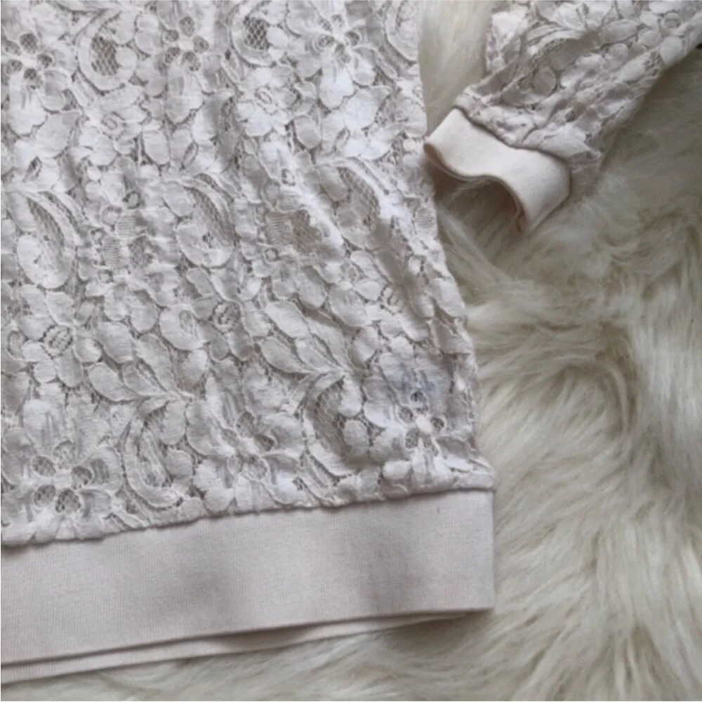 Express Lace Blouse - Picture 2 of 4